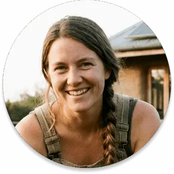 clienta satisfecha de ECOBOX sonriendo en un entorno natural