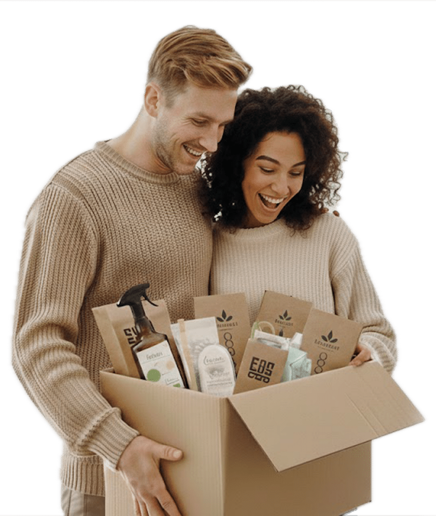 personas sosteniendo una caja ECOBOX llena de productos sostenibles y ecológicos
